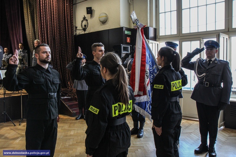 Płaca policjanta w województwie dolnośląskim zaczyna się od kwoty (brutto): 5067,60 zł