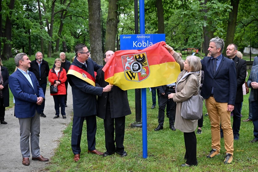 Uroczystość nadania imienia Andrzeja Kobla skwerowi w Leśnicy