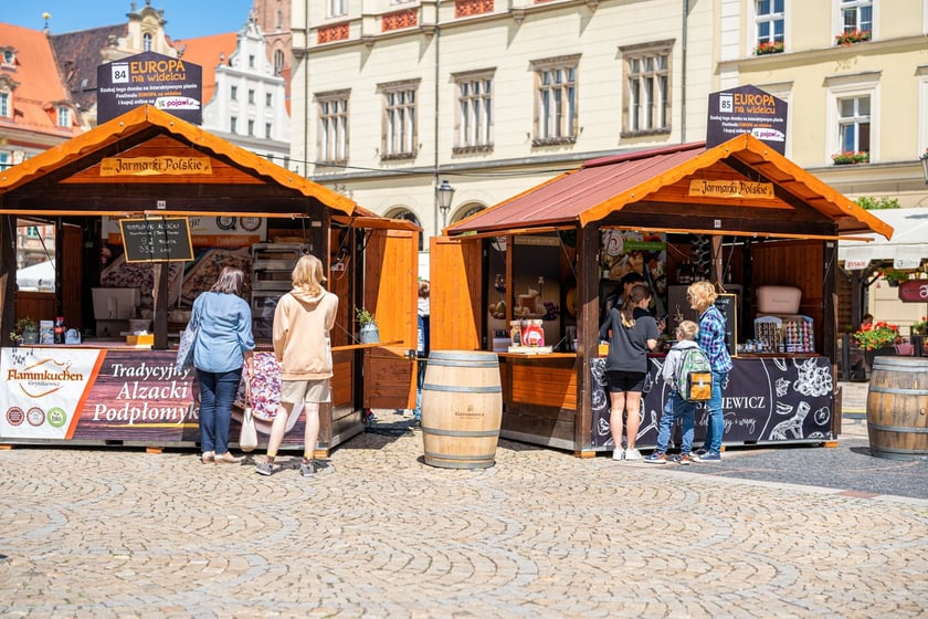 podpłomyki alzackie Flammkuchen, delikatesy (musztarda, sery), wino,