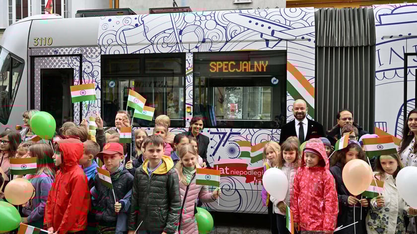 Uroczyste nadanie jednemu z wrocławskich tramwajów imienia Dobrego Maharadży Navanagaru