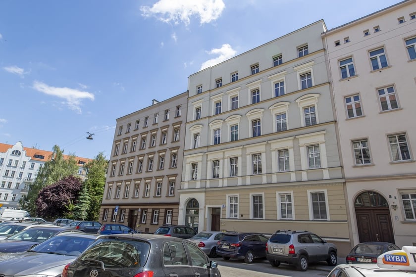 Ulicę Chudoby założył w 1874 r. bankier Isidor Freund. Kamienice przy niej, po remoncie, prezentują się jak w czasach Breslau.