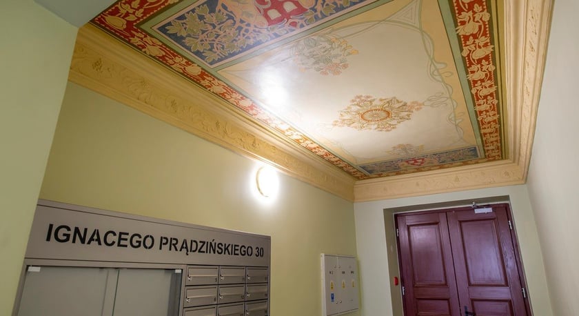 Piękny sufit w sieni kamienicy przy ul. Prądzyńskiego 30
