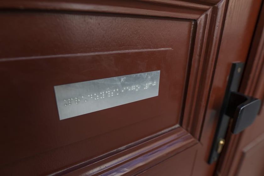 Napisy w języku Braille'a przy Prądzyńskiego 30