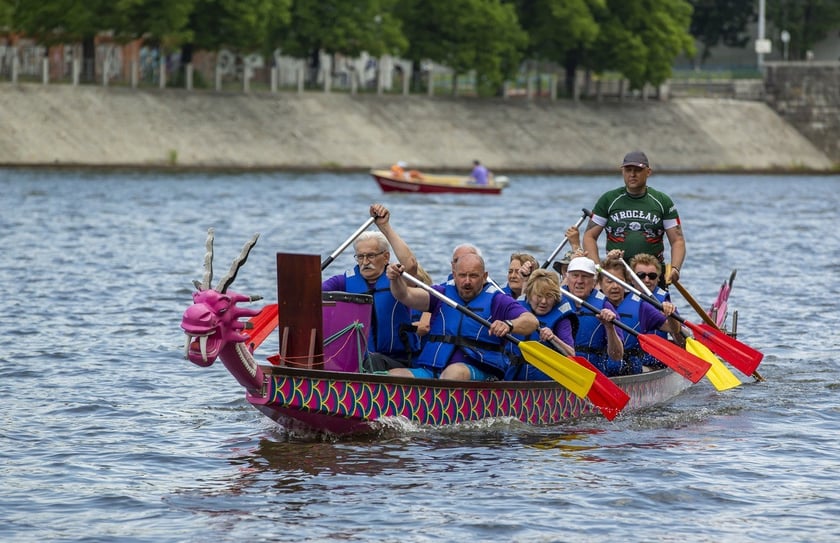 Grupa rekreacyjno-sportowa przy Wrocławskim Centrum Seniora na smoczych łodziach na Dniu Odry 2022