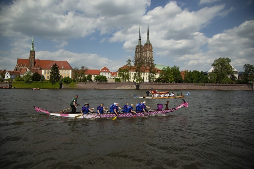 Grupa rekreacyjno-sportowa przy Wrocławskim Centrum Seniora na smoczych łodziach na Dniu Odry 2022