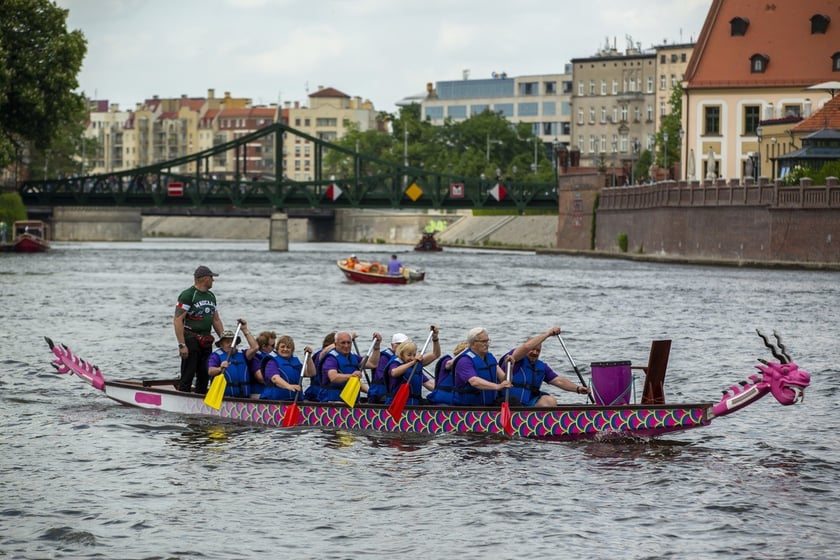 Grupa rekreacyjno-sportowa przy Wrocławskim Centrum Seniora na smoczych łodziach na Dniu Odry 2022