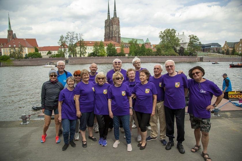 Grupa rekreacyjno-sportowa przy Wrocławskim Centrum Seniora na smoczych łodziach na Dniu Odry 2022