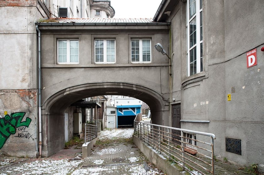 Zobacz dawny szpital na ul. Traugutta we Wrocławiu. Dziś świeci pustkami, ale już pod koniec czerwca ożyje dzięki 20. edycji Przeglądu Sztuki SURVIVAL