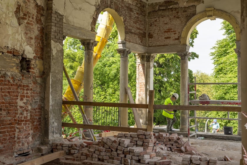 Bastion Sakwowy przechodzi gruntowną renowację. Na budowie trwają intensywne prace