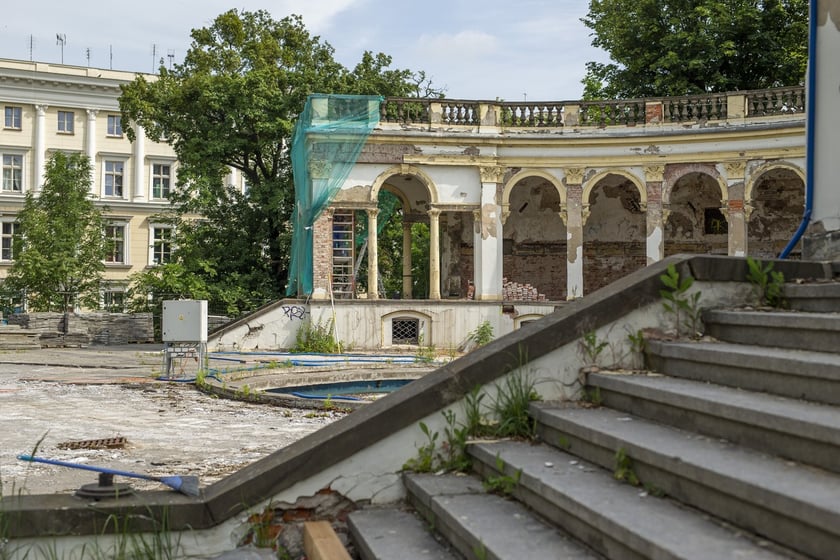 Bastion Sakwowy przechodzi gruntowną renowację. Na budowie trwają intensywne prace