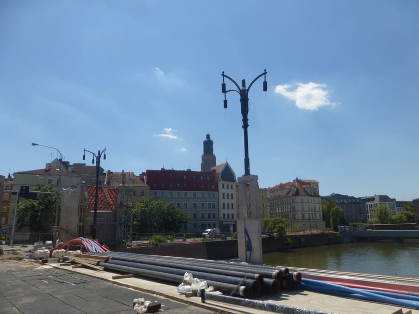 Nowe latarnie na moście Pomorskim Południowym