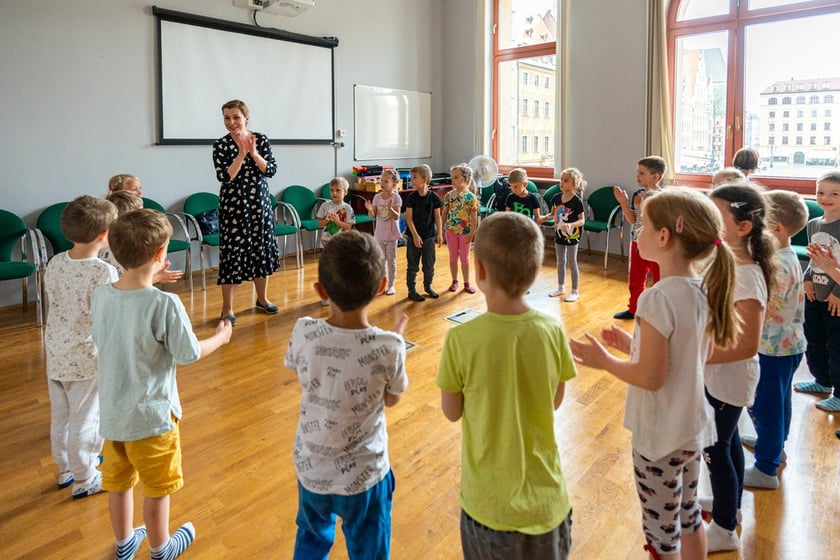 Dzieci z wrocławskiego przedszkola reagowały bardzo spontanicznie. Na zdjęciu z instruktorką dr Katarzyną Turek z Zakładu Muzykoterapii wrocławskiej Akademii Muzycznej