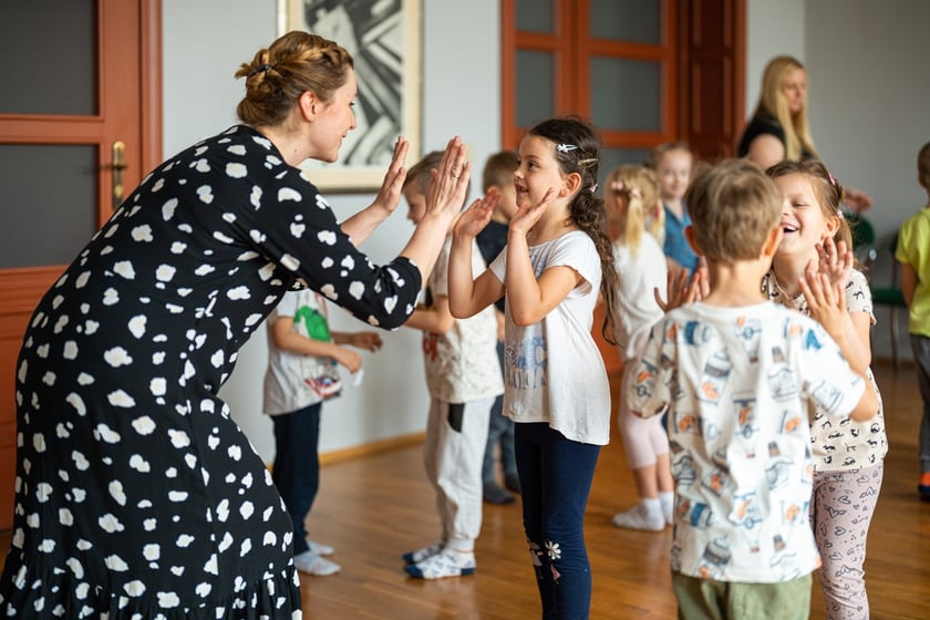 Dzieci z wrocławskiego przedszkola reagowały bardzo spontanicznie. Na zdjęciu z instruktorką dr Katarzyną Turek z Zakładu Muzykoterapii wrocławskiej Akademii Muzycznej
