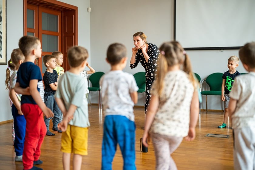 Dzieci z wrocławskiego przedszkola reagowały bardzo spontanicznie. Na zdjęciu z instruktorką dr Katarzyną Turek z Zakładu Muzykoterapii wrocławskiej Akademii Muzycznej