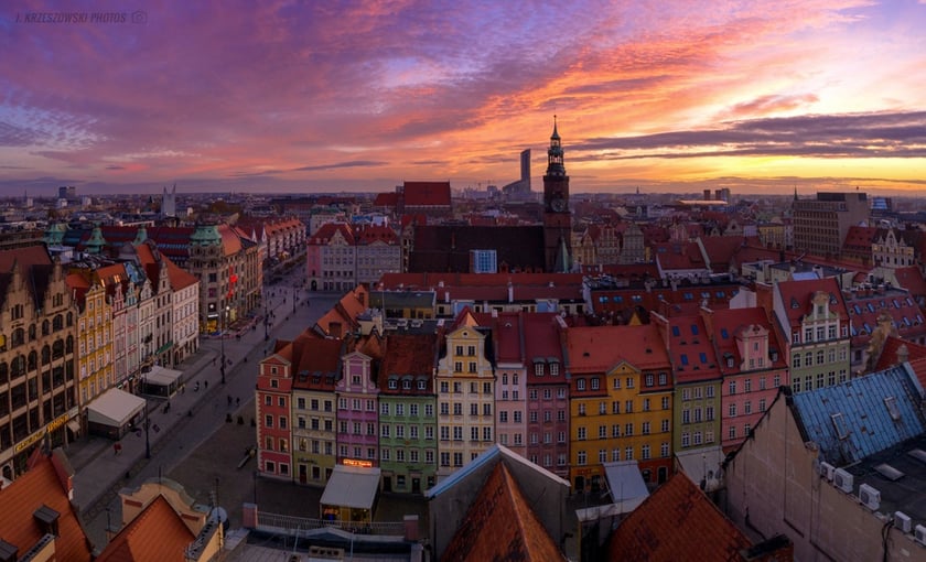 Wrocław z drona wygląda wspaniale. Zobaczcie (na zdjęciu Rynek i okoliczne kamieniczki)