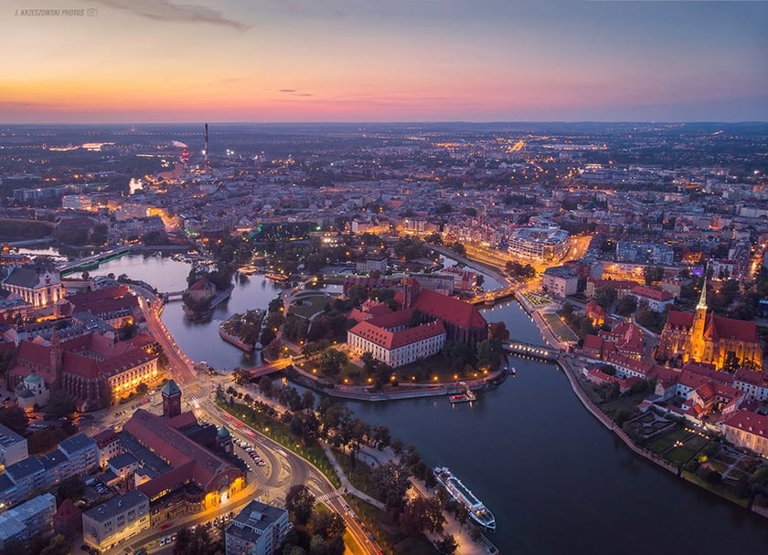 Wrocław z drona wygląda wspaniale. Na zdjęciu wrocławski wyspy - m.in. Piasek