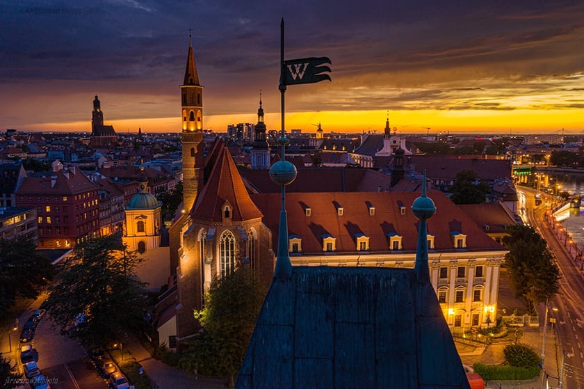 Wrocław z drona wygląda wspaniale. Na zdjęciu okolice pl. Nankiera