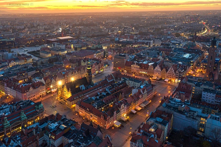 Wrocław z drona wygląda wspaniale. Zobaczcie (na zdjęciu Rynek i okoliczne kamieniczki)