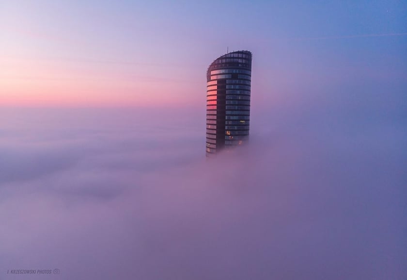 Wrocław z drona wygląda wspaniale. Zobaczcie (na zdjęciu wieżowiec Sky Tower)