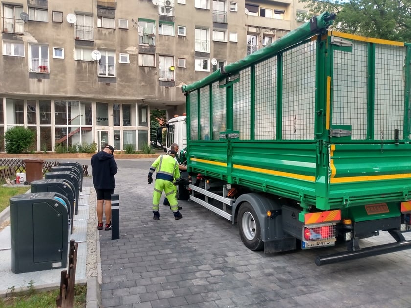 Wyciąganie podziemnego pojemnika na odpady na podwórku w okolicach pl. Nowy Targ i pl. Nankiera