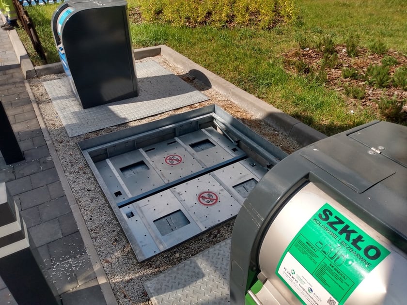 Wyciąganie podziemnego pojemnika na odpady na podwórku w okolicach pl. Nowy Targ i pl. Nankiera