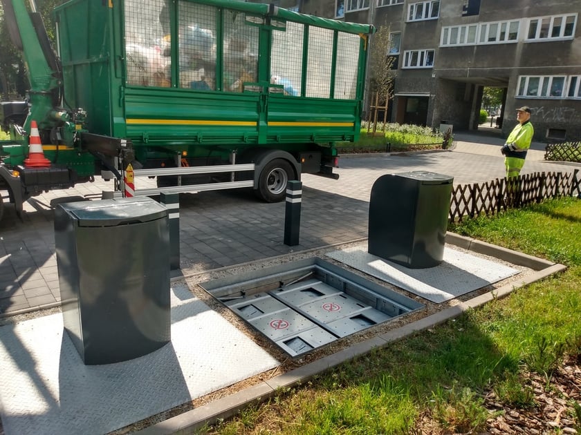Wyciąganie podziemnego pojemnika na odpady na podwórku w okolicach pl. Nowy Targ i pl. Nankiera