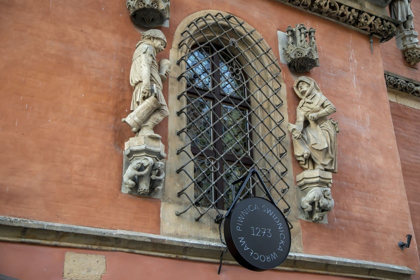 Piwnica Świdnicka we Wrocławiu otwarta po pięciu latach. Wejście do jednej z najstarszych restauracji w Europie