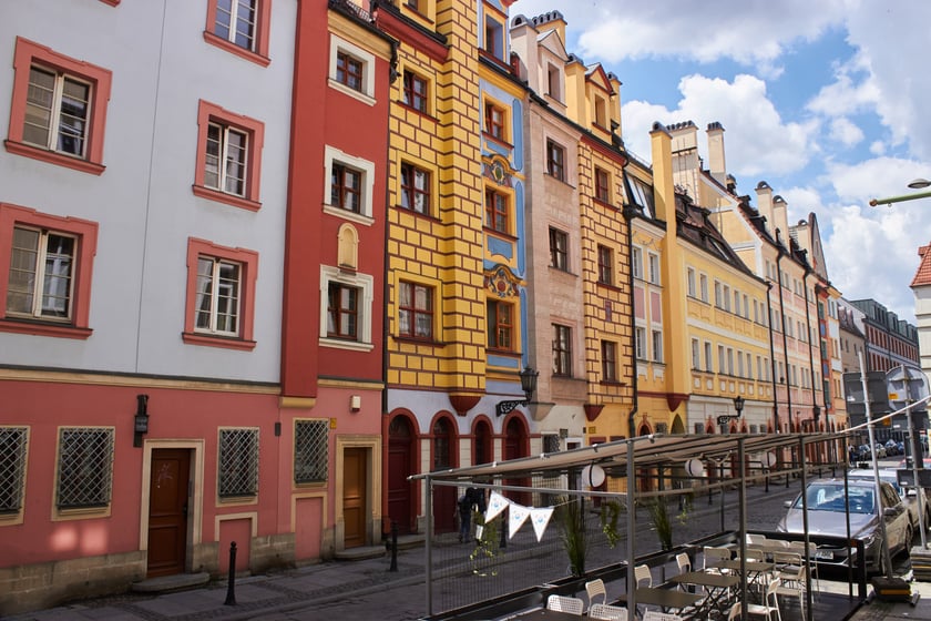 Ulica Malarska w centrum Wrocławia kusi kolorowymi fasadami kamienic