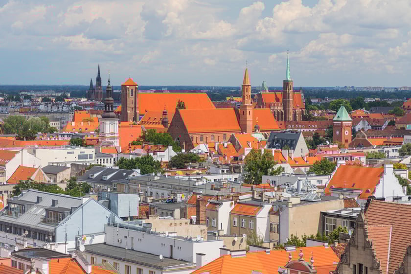 wrocławski Rynek ma powierzchnię niemal 40 tys. mkw. (pod tym względem jest piąty w Polsce, większe rynki są np. w Krakowie i w Olecku)