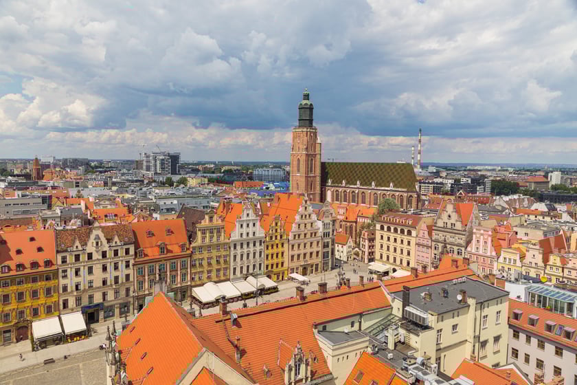 Z Rynku wychodzi 11 ulic, po dwie w każdym narożniku oraz Kurzy Targ, Więzienna i Zaułek Grotowskiego (część dawnej ulicy św. Doroty). Widoki z "góry" można podziwiać m.in. z wieży kościoła garnizonowego - ma ponad 91 metrów