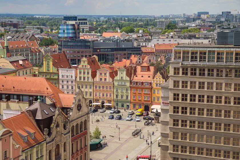 Widok z ratuszowej wieży na plac Solny, w jedynym w Rynku biurowcu zaprojektowanym przez Heinricha Rumpa i wybudowanym w 1930 roku (na rogu Rynku i pacu Solnego), znajduje się jedna z niewielu w Polsce wind typu ?paternoster? (nazywane są także windami paciorkowymi). Winda kursuje bez zatrzymywania się i wsiada się do niej w biegu. Nie jest ogólnie dostępna
