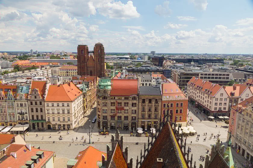 ozdobą domu handlowego Braci Barasch (dzisiaj Feniks) był 6,5-metrowy szklany globus na szczycie budynku. W 1929 r. został zniszczony w wyniku uderzenia pioruna