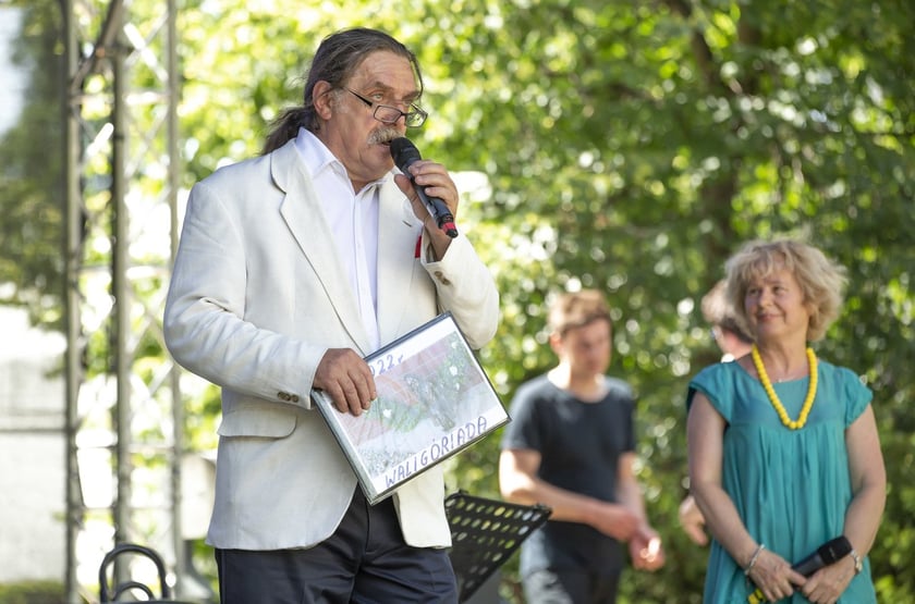 Franciszek Sowa i Kabaret Odłam na scenie w Parku Południowym podczas Waligóriady 2022
