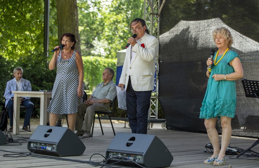 Franciszek Sowa i Kabaret Odłam na scenie w Parku Południowym podczas Waligóriady 2022