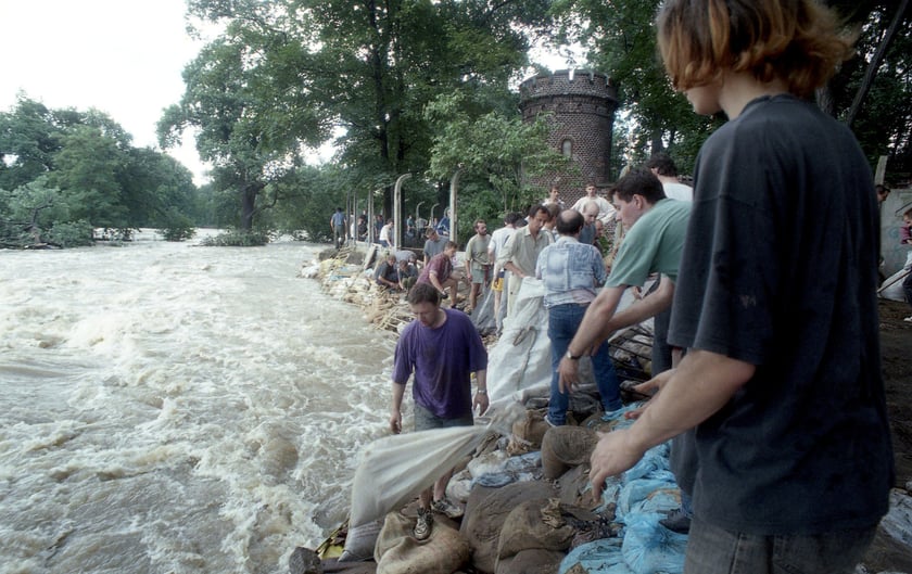 Powódź Tysiąclecia w ZOO Wrocław, lipiec 1997. Umacnianie wałów za Basztą Niedźwiedzi