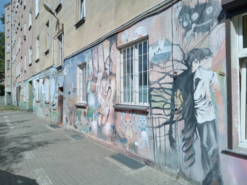 Kolorowe podwórka przy ul. Roosevelta we Wrocławiu przyciągają i turystów, i wrocławian. Murale na Nadodrzu zachwycają!