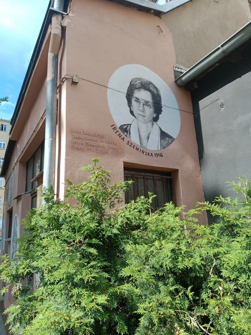 Kolorowe podwórka przy ul. Roosevelta we Wrocławiu przyciągają i turystów, i wrocławian. Murale na Nadodrzu zachwycają!