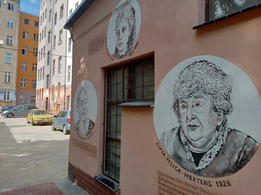 Kolorowe podwórka przy ul. Roosevelta we Wrocławiu przyciągają i turystów, i wrocławian. Murale na Nadodrzu zachwycają!