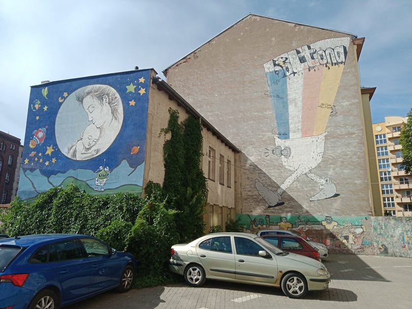 Kolorowe podwórka przy ul. Roosevelta we Wrocławiu przyciągają i turystów, i wrocławian. Murale na Nadodrzu zachwycają!