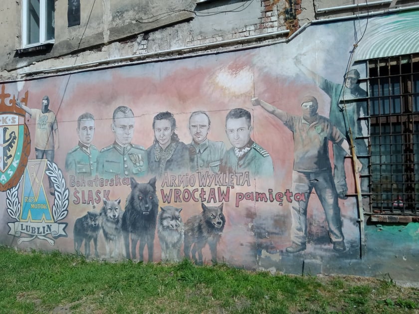 Kolorowe podwórka przy ul. Roosevelta we Wrocławiu przyciągają i turystów, i wrocławian. Murale na Nadodrzu zachwycają!