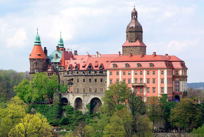 Zamek Książ
Zamek Książ znajduje się w Wałbrzychu. Należy do największych zamk&oacute;w w Polsce i zachwyca swoim położeniem. Zamek można zwiedzać z przewodnikiem zar&oacute;wno w dzień, jak i w nocy. Warto zobaczyć także tarasy z pięknymi ogrodami, kt&oacute;re utrzymane są w stylu francuskim - czynne od kwietnia do września. Na terenie kompleksu jest hotel z wykwintną restauracją.

Adres: Piast&oacute;w Śląskich 1, Wałbrzych
