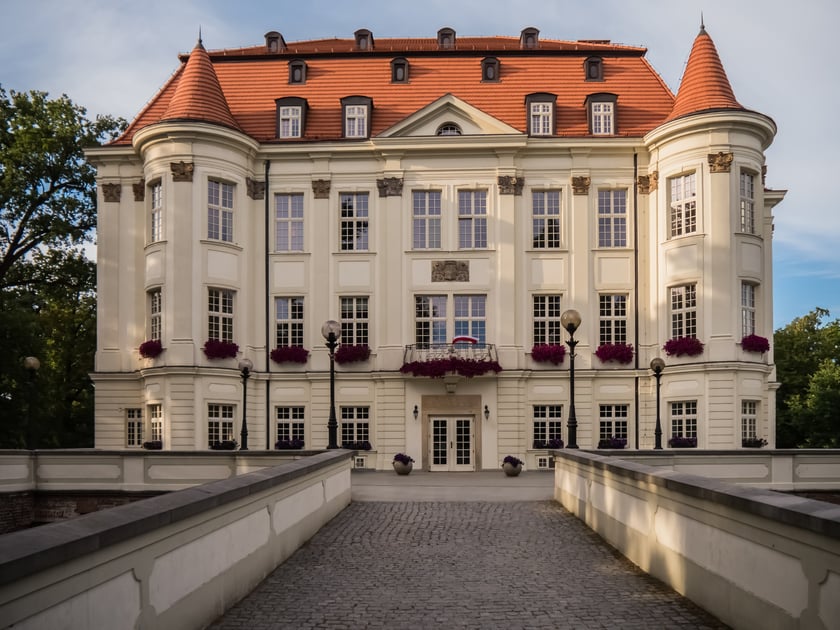 Zamek Leśnicki
Zamek w Leśnicy był kiedyś rezydencją książęcą. Powstał w 1132 roku. Obecnie to Centrum Kultury. To świetne miejsce na rodzinny spacer - wok&oacute;ł jest park, staw, a nawet plac zabaw dla dzieci. Zamek słynie z wielu imprez kulturalnych. Można tu podziwiać wystawy artyst&oacute;w, przyjść na warsztaty czy na festiwal herbaty.

Adres: plac Świętojański 1
