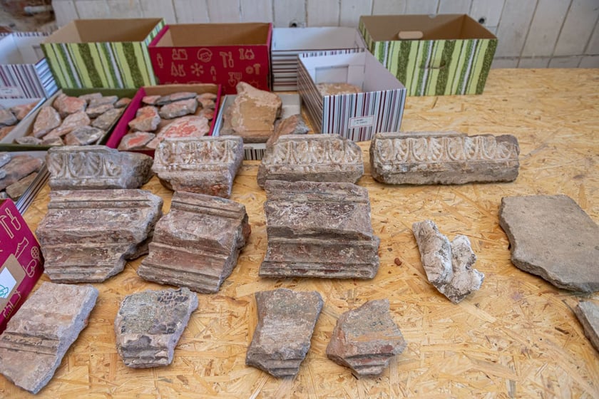 Zabytkowe elementy sztukatorskie odnalezione pod schodami Bastionu Sakwowego