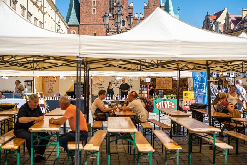 Wrocławska Feta przyciąga na Rynek miłośników serów, win i piwa. Do degustacji przysmaki z Wrocławia, Dolnego Śląska i krajów europejskich