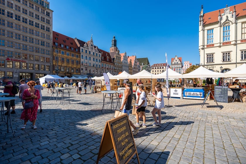 Wrocławska Feta przyciąga na Rynek miłośników serów, win i piwa. Do degustacji przysmaki z Wrocławia, Dolnego Śląska i krajów europejskich