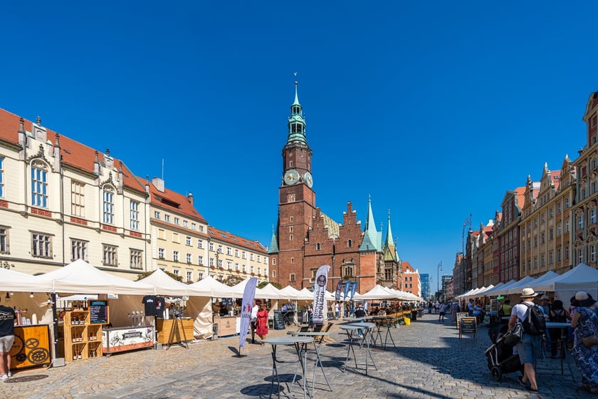 Wrocławska Feta przyciąga na Rynek miłośników serów, win i piwa. Do degustacji przysmaki z Wrocławia, Dolnego Śląska i krajów europejskich