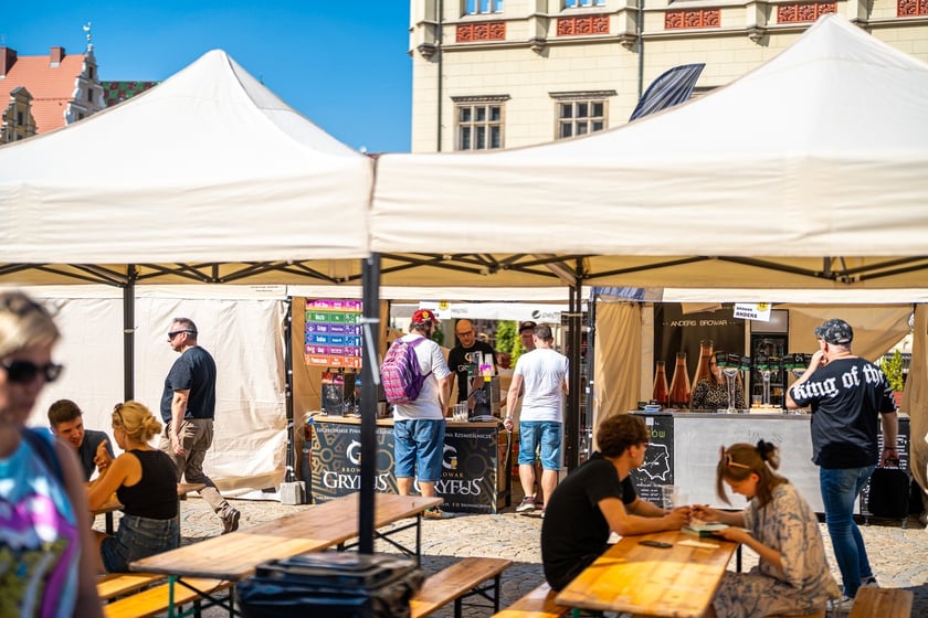 Wrocławska Feta przyciąga na Rynek miłośników serów, win i piwa. Do degustacji przysmaki z Wrocławia, Dolnego Śląska i krajów europejskich