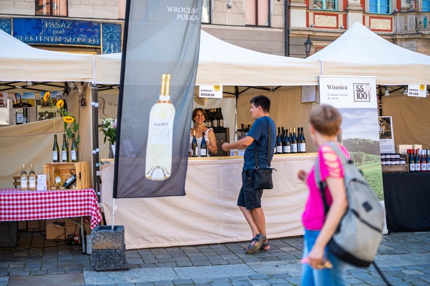 Wrocławska Feta przyciąga na Rynek miłośników serów, win i piwa. Do degustacji przysmaki z Wrocławia, Dolnego Śląska i krajów europejskich