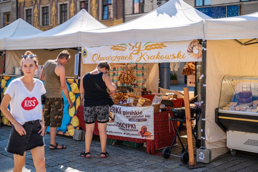 Wrocławska Feta przyciąga na Rynek miłośników serów, win i piwa. Do degustacji przysmaki z Wrocławia, Dolnego Śląska i krajów europejskich