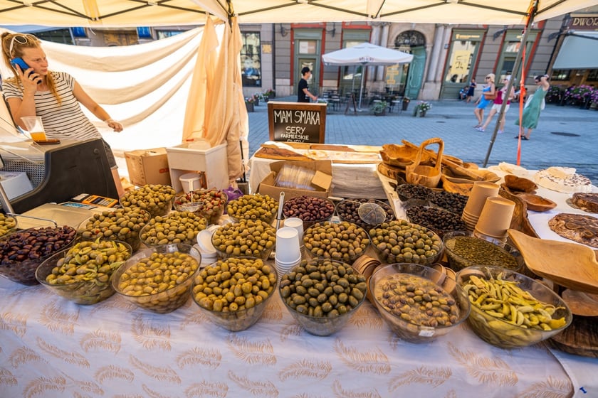 Wrocławska Feta przyciąga na Rynek miłośników serów, win i piwa. Do degustacji przysmaki z Wrocławia, Dolnego Śląska i krajów europejskich